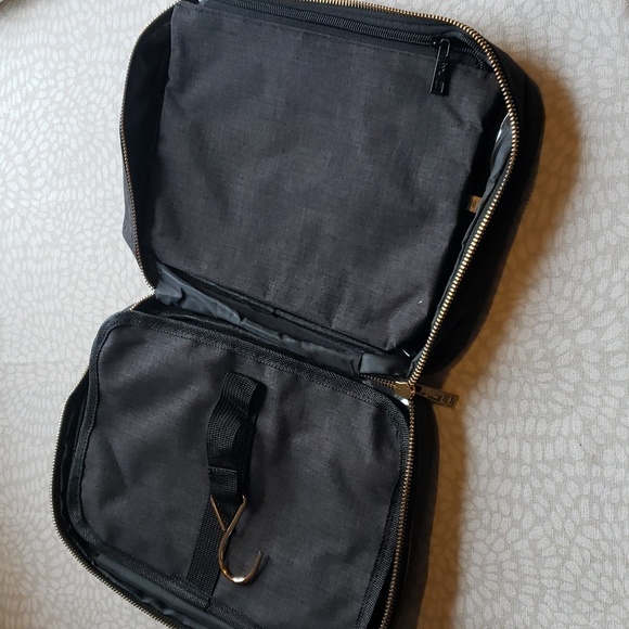 JM Gray Travel Cosmetic Case - NWT - Picture 7 of 9